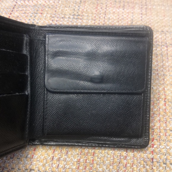 LOUIS VUITTON LV Black Epi Leather BiFold Wallet - Picture 5 of 17